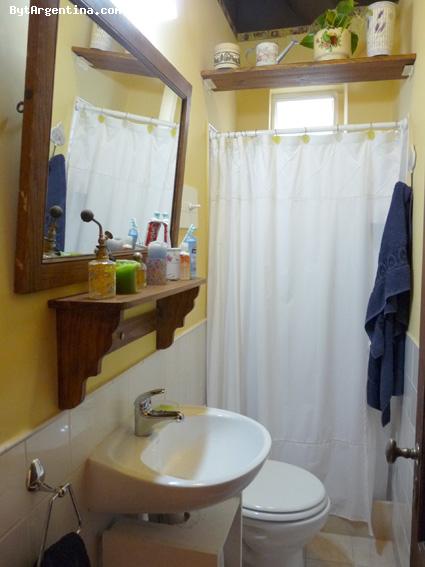 Private Bathroom (bedroom 2)